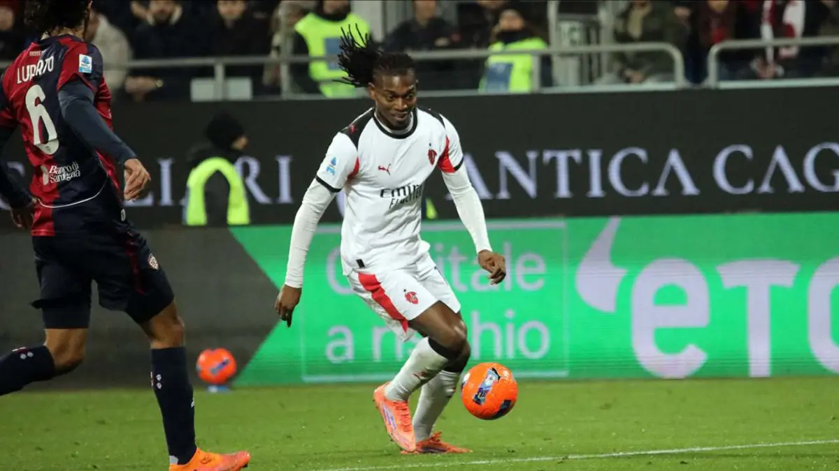 AC Milan tạm chiếm ngôi đầu Serie A